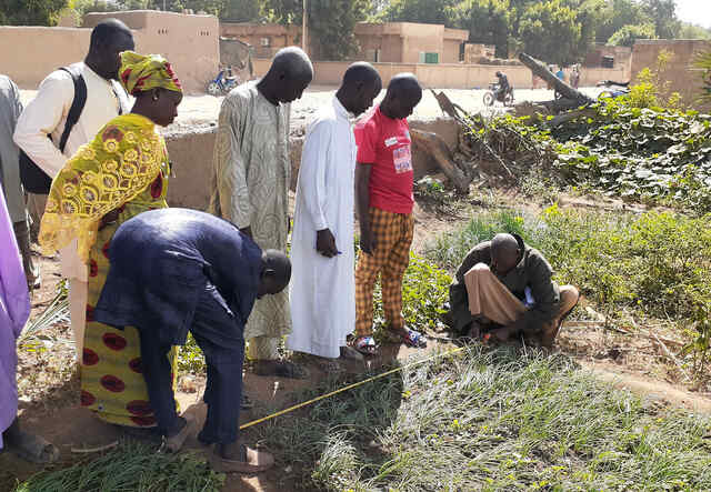 Klient*innen in Mali lernen von Expert*innen wie sie besser mit den Auswirkungen des Klimawandels umgehen können. 