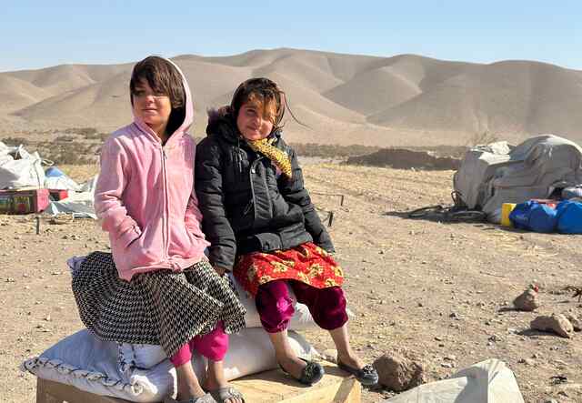 Två flickor från Herat regionen sitter tillsammans på en säck i dagarna efter jordbävningen i Afghanistan. 