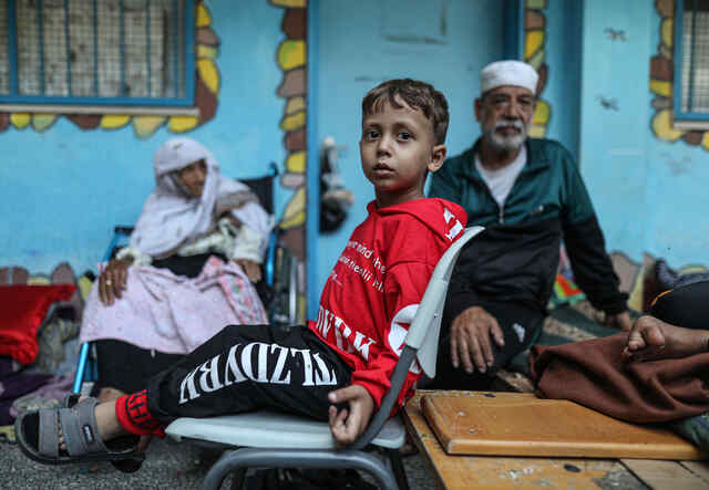 Palästinenser*innen, die vor israelischen Angriffen fliehen, suchen Schutz in einer UN-Schule in Khan Yunis, Gaza. 