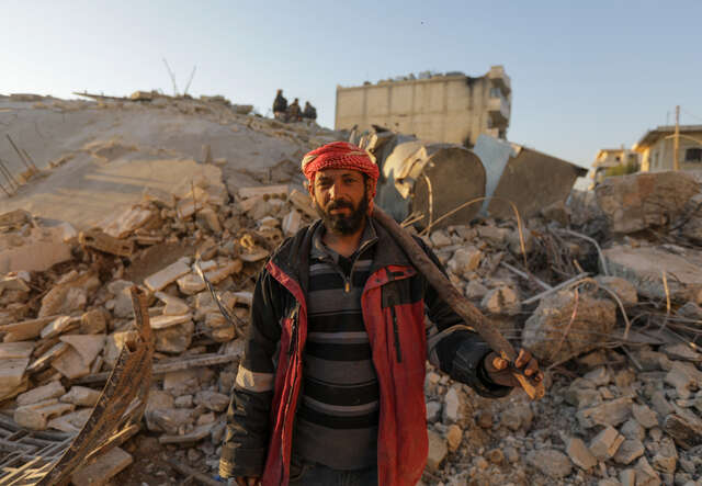 Mazin står bland rasmassorna efter jordbävningen i Syrien och Turkiet. 