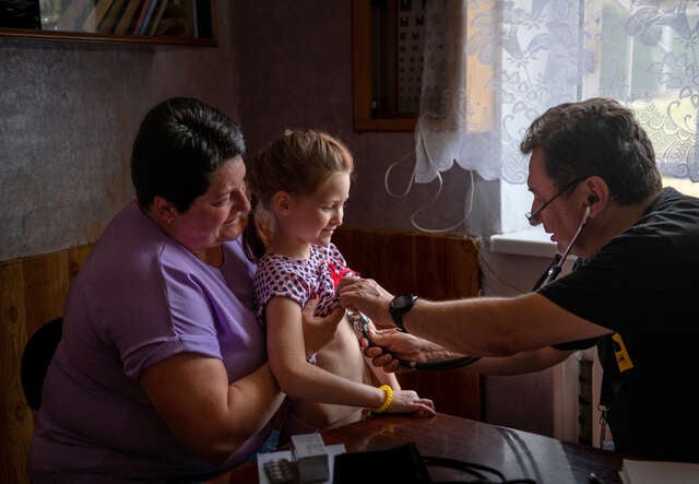 2 år efter kriget i Ukraina hjälper läkaren Olek människor genom RESCUE:s mobila hälsovårdsklinik. 