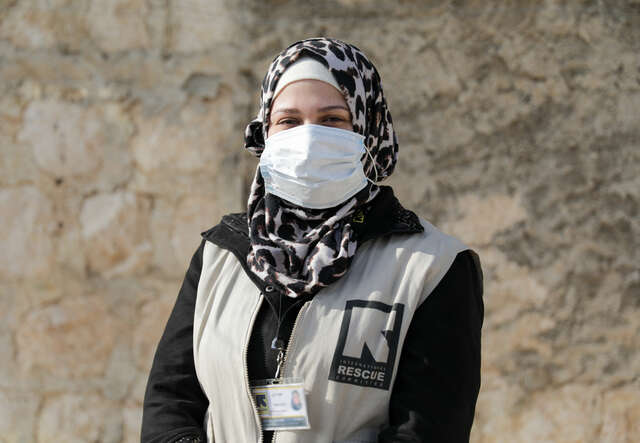En av RESCUE:s medarbetare i nordvästra Syrien tittar in i kameran. 