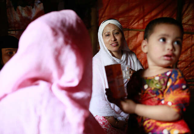 I Bangladesh driver Razia Sultana ett kvinnocenter i ett flyktingläger. På bilden sitter hon i ett tält och pratar med en kvinna och ett barn.
