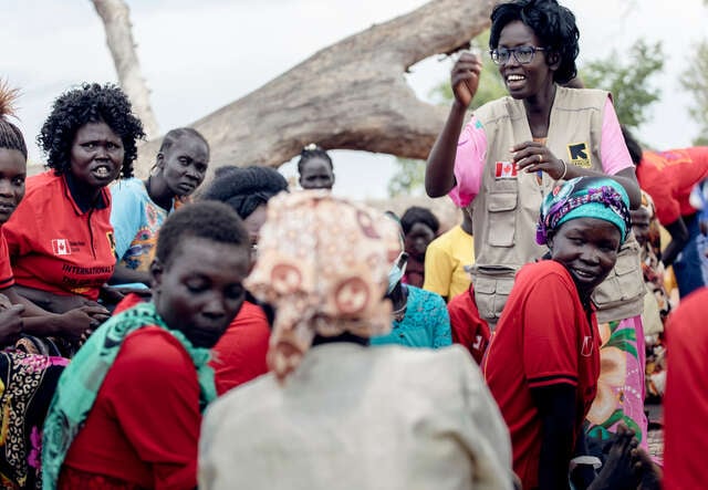 En av RESCUE:s medarbetare håller i ett gruppsamtal på en av RESCUE:s trygga platser i Sydsudan.