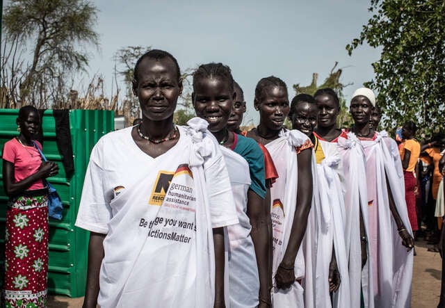 Flera kvinnor står på rad efter varandra i Sydsudan. 