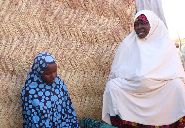 Zara Hamidou talks to a pregnant mother at the Ouallam IDP site, where many people from N'Gaba seek shelter after fleeing violence. 