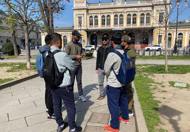 Lo staff di IRC fornisce informazioni ai giovani davanti alla Stazione Centrale di Trieste.