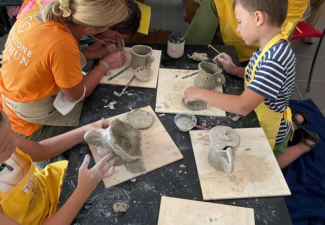 Donne e bambini che partecipano a un workshop in uno Spazio sicuro per donne e ragazze (WGSS) in Italia.