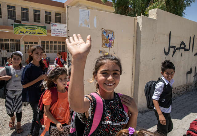 Sabah utanför sin skola i Sinjar, Irak