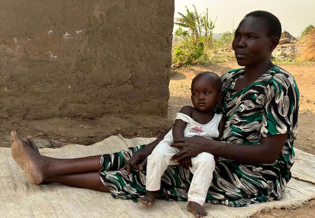 Joyces håller sitt barnbarn i knäet. Joyces dotter är en av många unga mammor i Uganda.