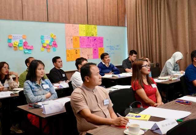21 October 2023 - Kuala Lumpur, Malaysia. Participants, who are refugee community leaders, are attending a three-day IRC and ADSP-led training program titled "Empowerment and Excellence: Leadership, Fundraising, and Digital Skills". Participants are exploring various leadership styles and qualities, engaging in a leadership self-assessment to evaluate their own leadership and communication styles.