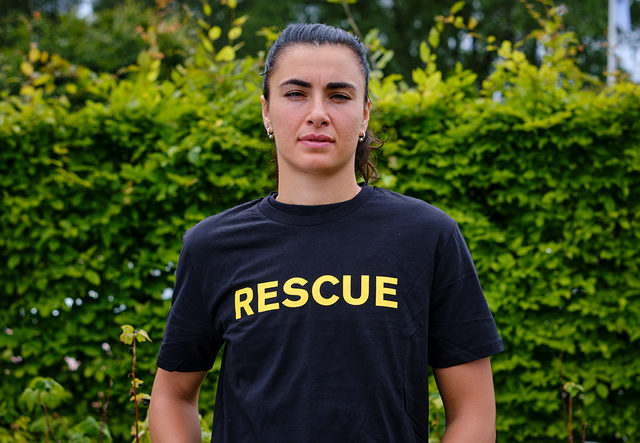 Zećira Mušović, Sveriges landslagsmålvakt, poserar i en trädgård med en RESCUE t-shirt på sig.