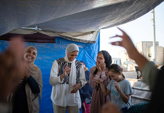 Några flickor umgås i ett flyktingläger i Gaza