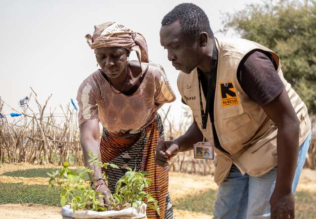 An IRC staff member consults a female farmer in Niger.