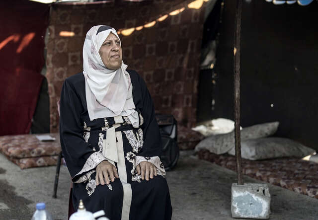 Ataf i Gaza sitter i sitt tält i Khan Younis.