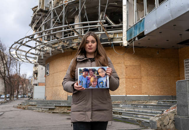 Marhartya hält ein Foto ihrer Familie