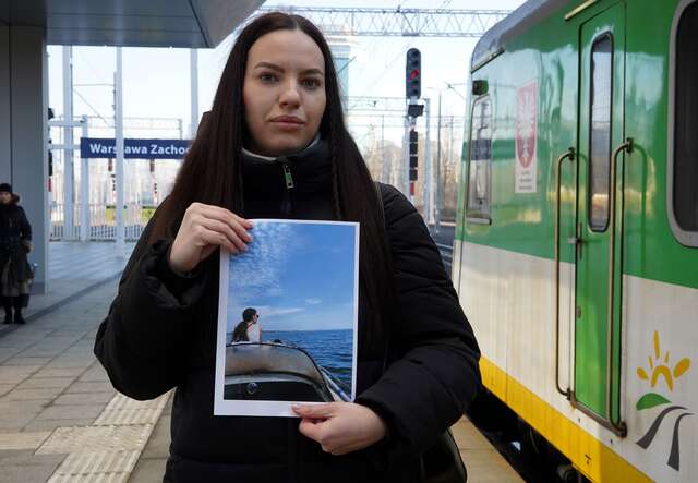 Anastasiia zeigt ein Foto von einem glücklichen Tag, den sie mit ihrem Freund am Kakhovka-Stausee verbracht hat.