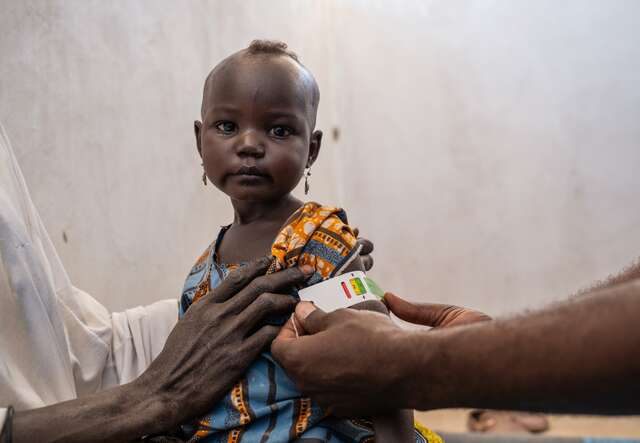 Ett barn undersöks för undernäring av RESCUE:s personal i Tchad.