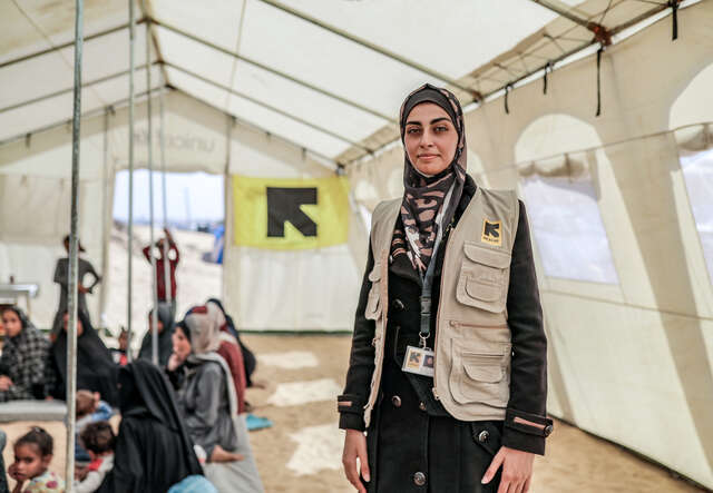 En av RESCUE:s medarbetare i Gaza, Rowida, står i ett tält i Shams flyktingläger.