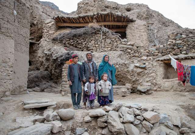 Familjen Ali står utanför sitt hem på landsbygden i Afghanistan.