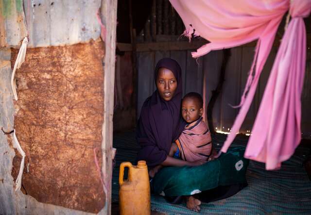 Halima und ihre Familie, die zunächst durch die Dürre in Somalia vertrieben wurden, haben weiterhin Schwierigkeiten, an Nahrungsmittel zu gelangen.