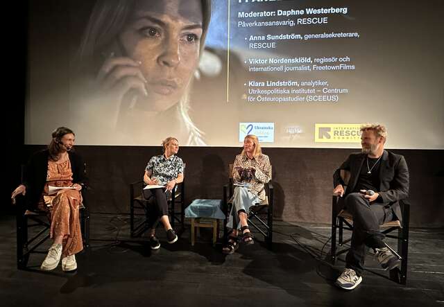 Panelen från vänster: Daphne Westerberg, Anna Sundström, Klara Lindström och Viktor Nordenskiöld – medverkande i filmvisning och samtal kring The Ukrainian och Ukrainas väg mot EU, arrangerat av RESCUE, Ukrainska Hubben och FreetownFilms.