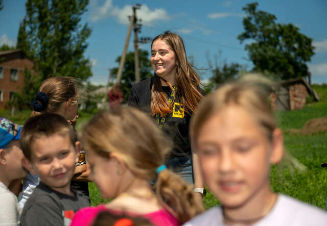 Barn i Novyi Burluk, Ukraina, deltar i psykosociala aktiviteter ledda av en medarbetare från RESCUE.