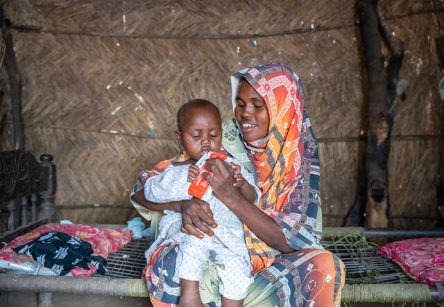 Mamma Shama matar Anwar med nötkräm.