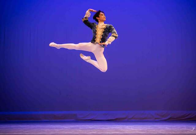 발레 공연 중 점프를 보여주고 있는 이강원 무용수