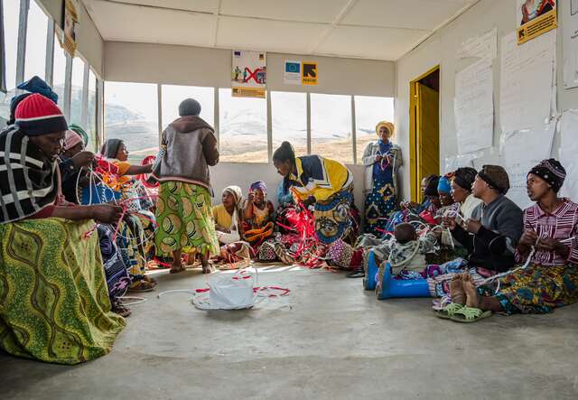 Women at the IRC-led Community-Based Organisation beginning their basket weaving session for the day. 