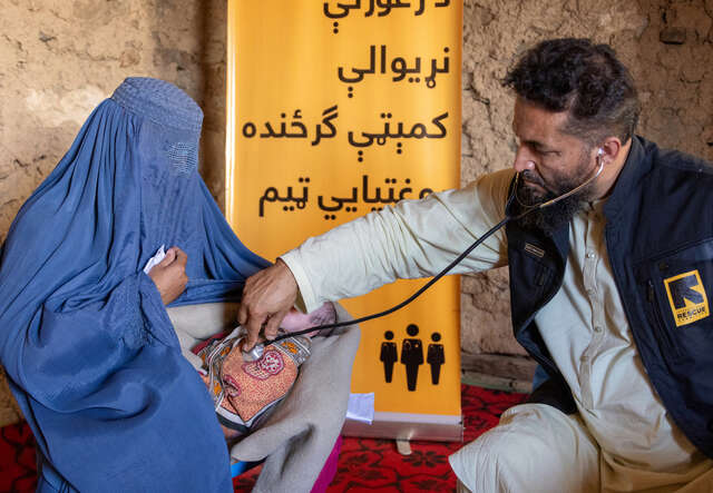 이동 의료팀 의사가 어린이 고객의 상태를 살펴보고 있습니다.