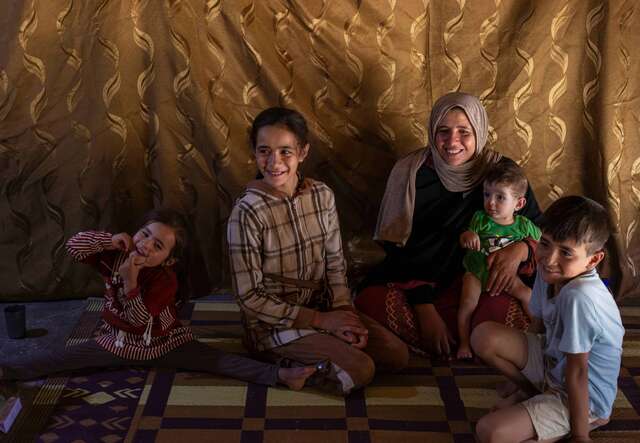 Halima und ihre Kinder in ihrem Zelt.