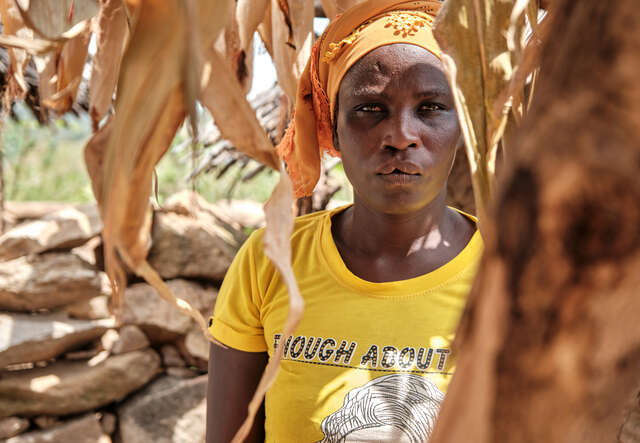 Daguidam står under ett tak gjort av löv.