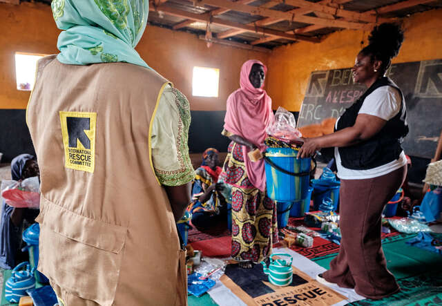 Antoinette och Aché står pratar med kvinnor på en av RESCUE:s trygga platser