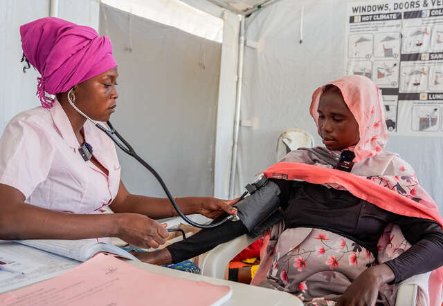 Barnmorskan Noudjimadi mäter blodtrycket på gravida Bousseina. 