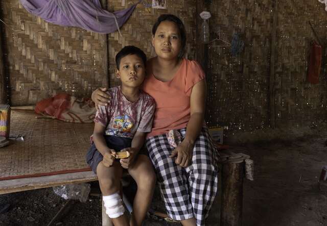 난다 어린이와 어머니가 앉아있습니다