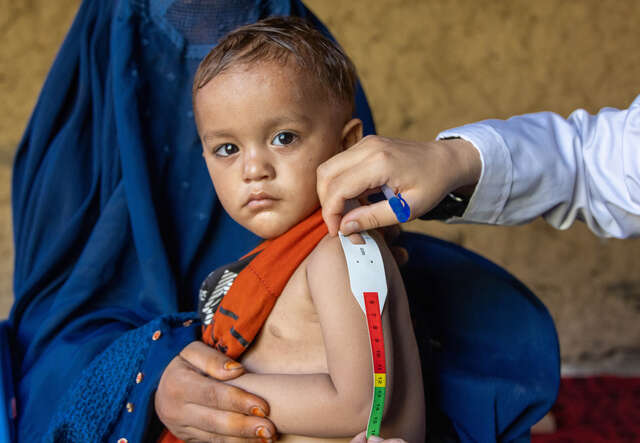 RESCUE:s personal undersöker tvåårige Mohsen för tecken på undernäring efter de kraftiga jordbävningarna i östra Afghanistan. 