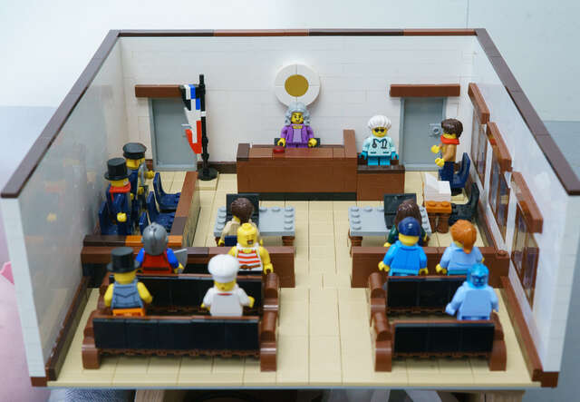 En rättsal uppbygd i lego som visar hur rättegångar går til. 