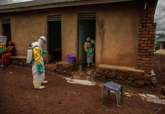  Vårdpersonal desinficerar en vårdcentral i Nordkivu under ebolautbrottet i Kongo-Kinshasa 2018.