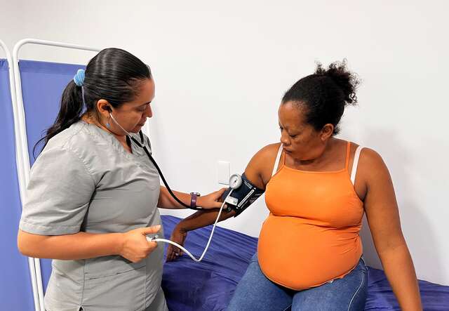 Belkis gets a preliminary health check-up from IRC staff at the EU-funded Comprehensive Community Center in Cúcuta. 