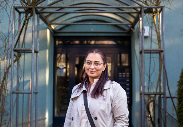 Bahar* vor ihrem neuen Zuhause am Stadtrand von Berlin.