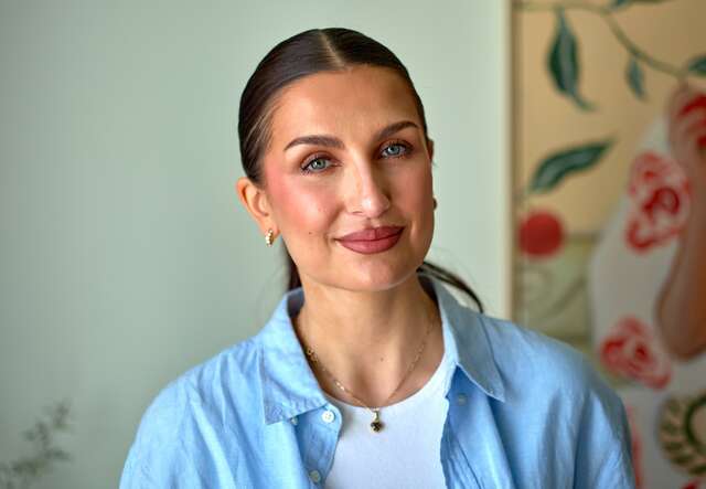 Meira Omar, som är ambassadör för RESCUE, ler mot kameran. 