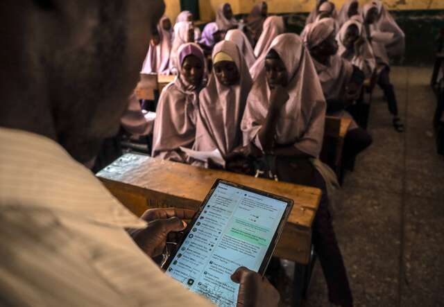 A teacher in Nigeria consults aprendIA and teaches a class in Nigeria.