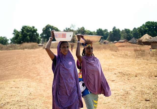 Maimouna and her mother-in-law, Hapsatou, are on their way home from fetching clean water.