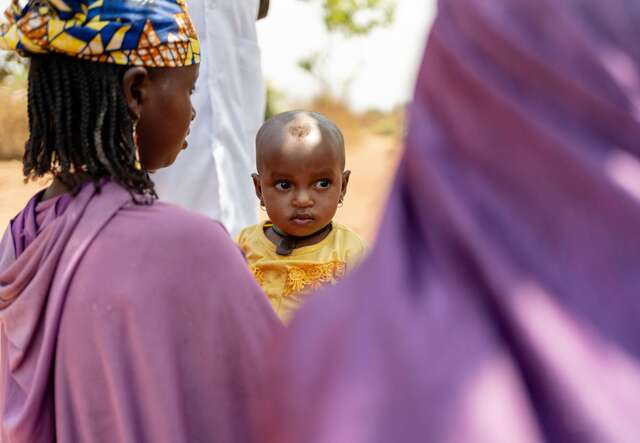 Mainouna and baby Fadimatou share a moment of relief after receiving medical care and cash assistance from the IRC. 