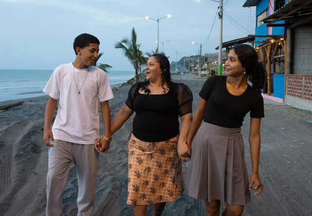  Yessica takes a walk with her family down the coast 