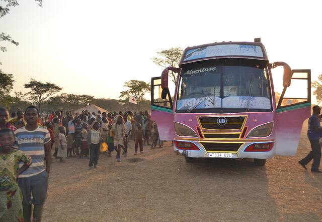 Burundian refugees arrive by bus at the Nyarugusu refugee camp in Tanzania