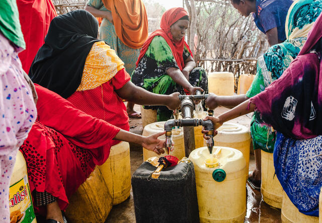 Collecting water in Daadab