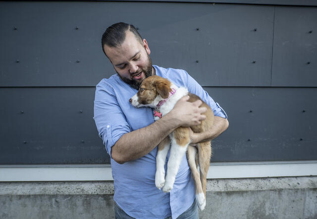 Suamhirs holds his puppy, Lilly.