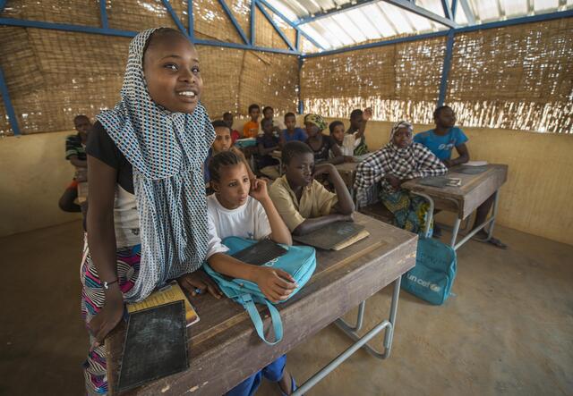 Malian refugee girls in Niger